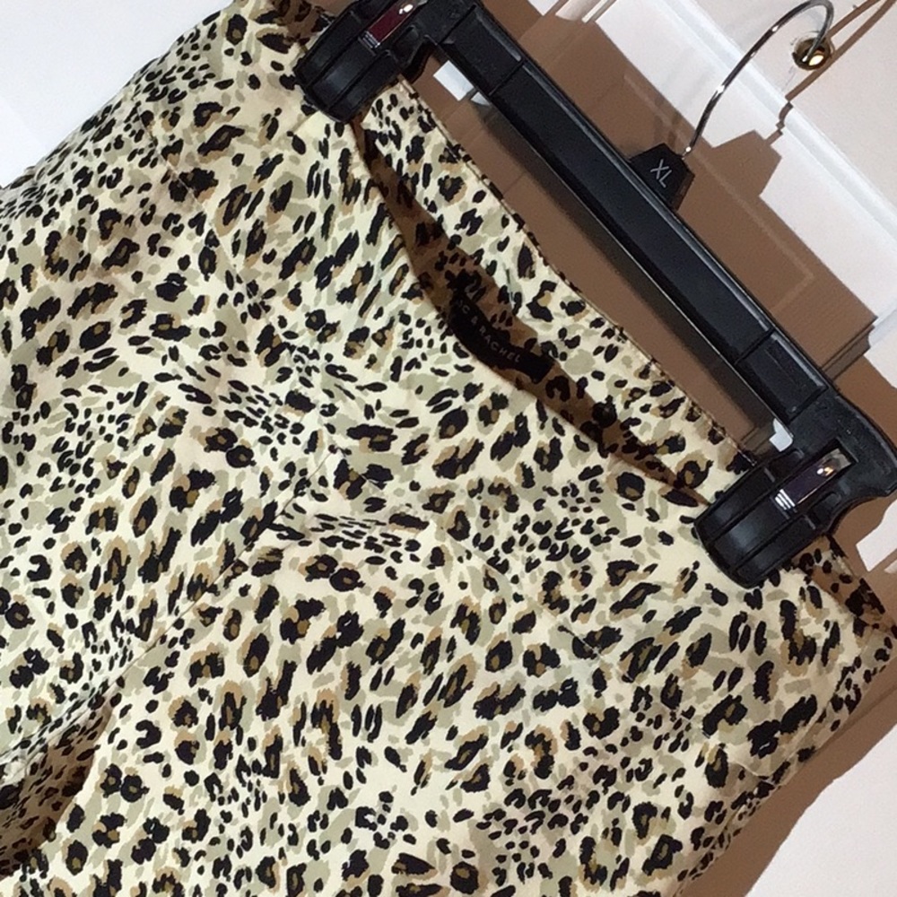 ZAC & RACHEL CHEETAH PRINT CAPRI PANTS WITH TUMMY-SLIMMING MESH PANEL. - Picture 4 of 10